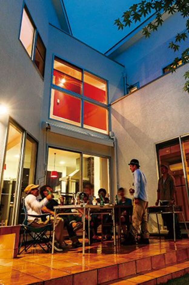 敷地の形状を活かして、中庭はＶの字型に。 家中のどこからでも見えるリゾートライクなパティオは、家の中に戻りたくなくなるほど居心地がよく、それが奥様唯一の悩みでもある