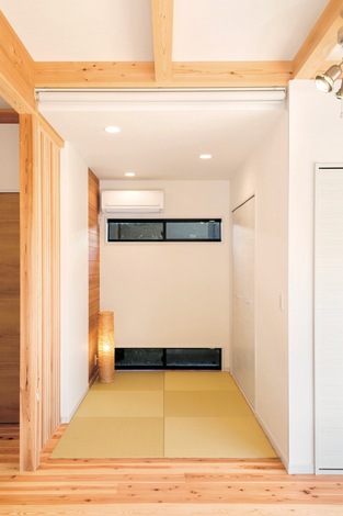 ちょっと横になり たいとき、ママ友が赤ちゃんを連れて遊びに来たときなど何かと便利な畳コーナー