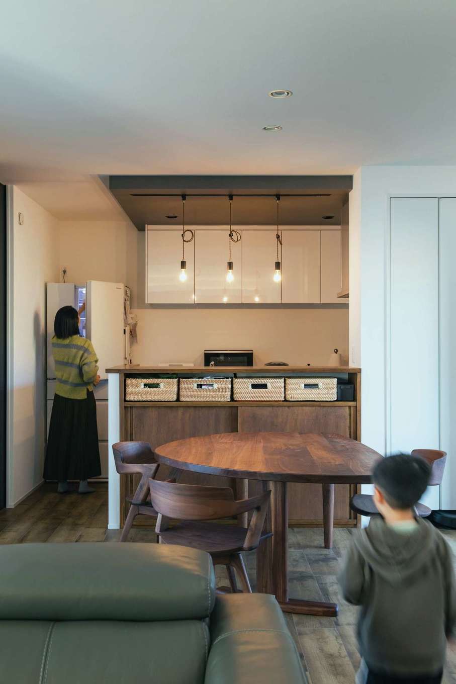 内田建設【デザイン住宅、子育て、間取り】カフェスタイルのキッチン。手元を隠すカウンターと背面の収納を造作