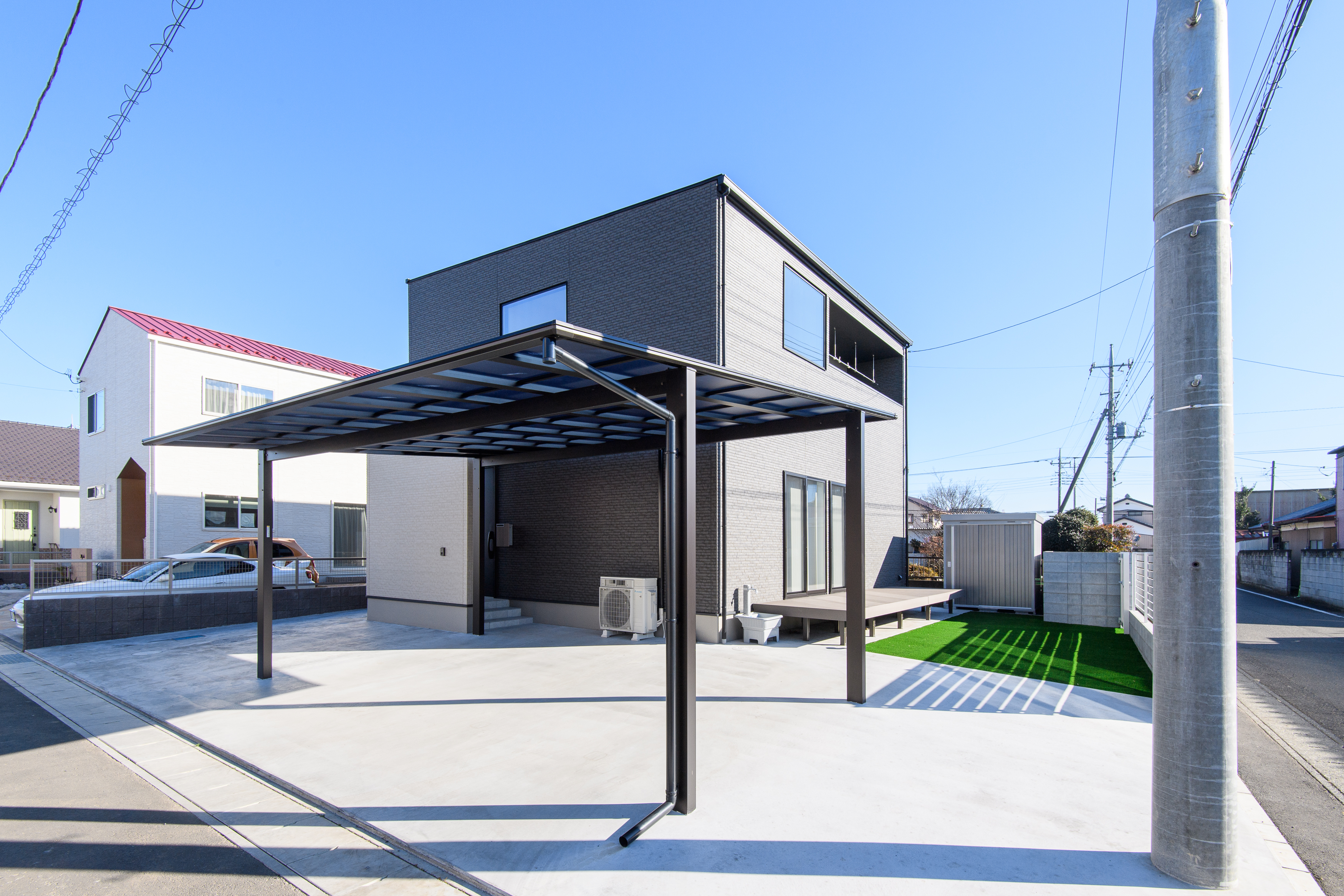 モデスト｜モダンなデザインの住宅外観。シンプルなフォルムと落ち着いたカラーリングが調和し、機能性と美しさを兼ね備えている。