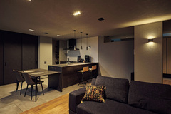 夜の照明演出にもこだわりが感じられる