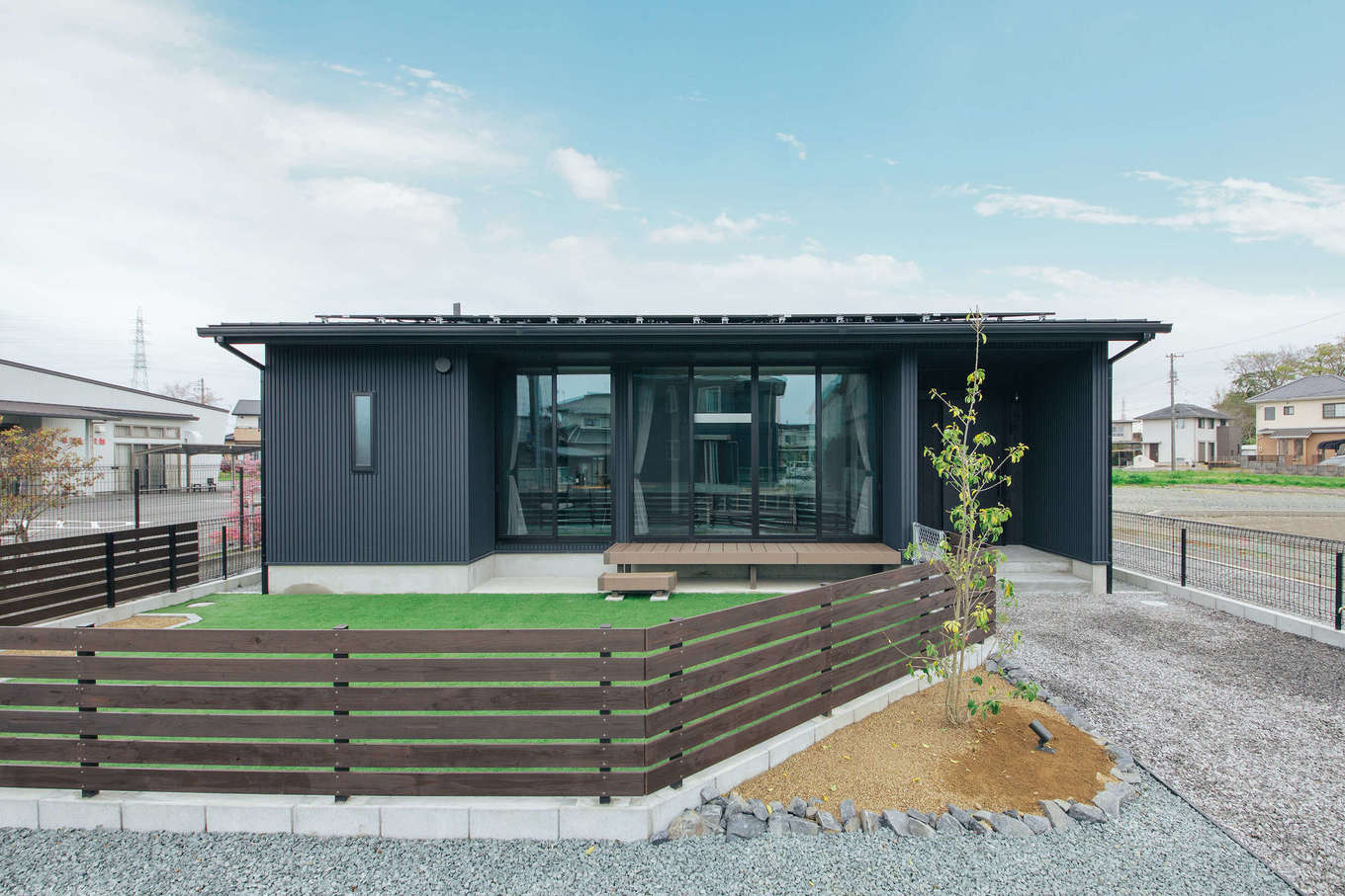 DAITOKU（大得工務店）【夫婦で暮らす、ペット、平屋】スタイリッシュなフォルムの平屋の外観。耐久性が高く、美しさをキープする高耐久ガルバリウム鋼板を外壁にセレクト
