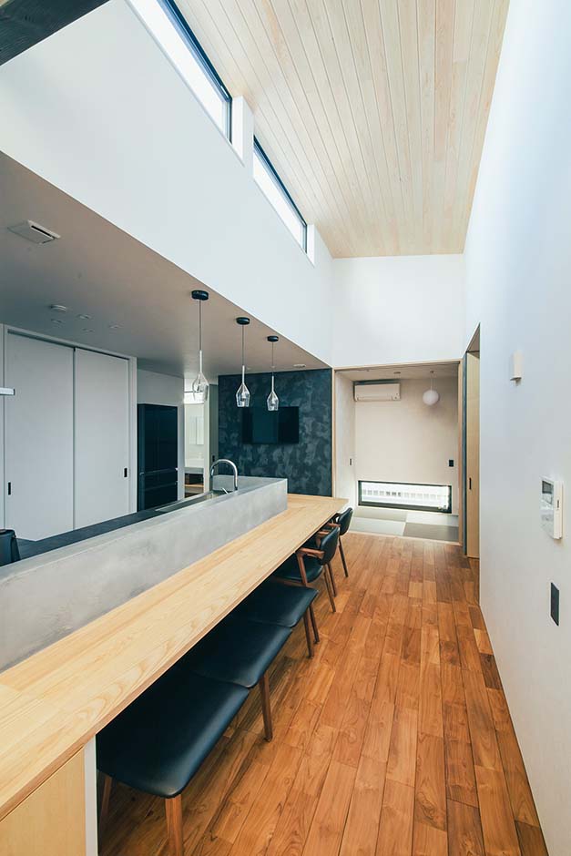 平屋建築ブルーハウス【デザイン住宅、建築家、平屋】高窓があるから、明かりを付けなくても十分な明るさのLDK。奥に見えるのは和室。引き戸を全開にすれば、LDKと一体にできる使い勝手も◎