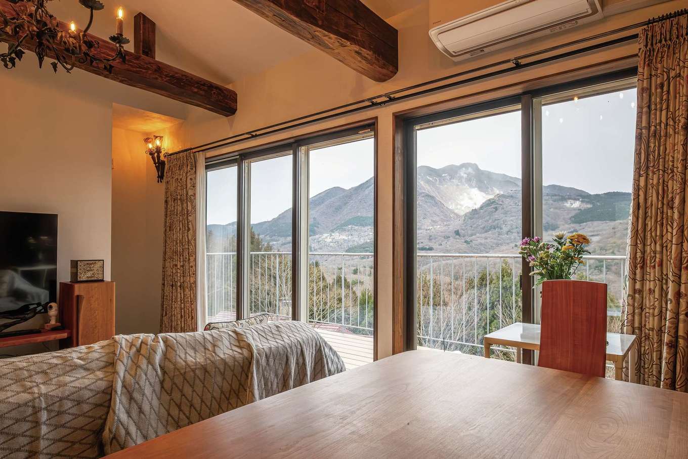 藤田工務店【自然素材、間取り、インテリア】夫婦ともにお気に入りの眺め。窓の外にはゆったりとしたウッドデッキも