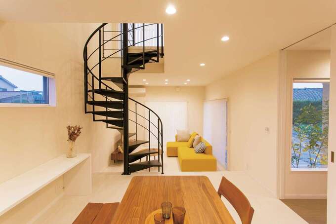 ご夫妻の夢を叶えたアイアンの螺旋階段はLDKインテリアの主役。壁や床を白で統一したことで、より美しくお互いを引き立てるデザインに