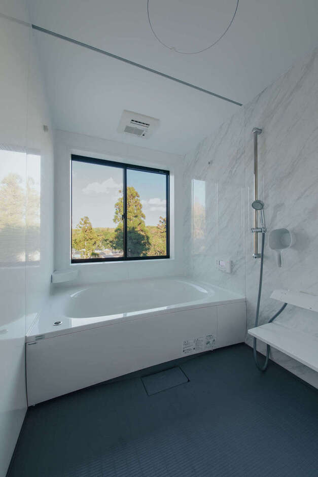 浴室は、家族全員で入浴できるよう、1.25坪を確保した。窓を大きくとり、景色を眺めながら露天風呂気分を味わえる