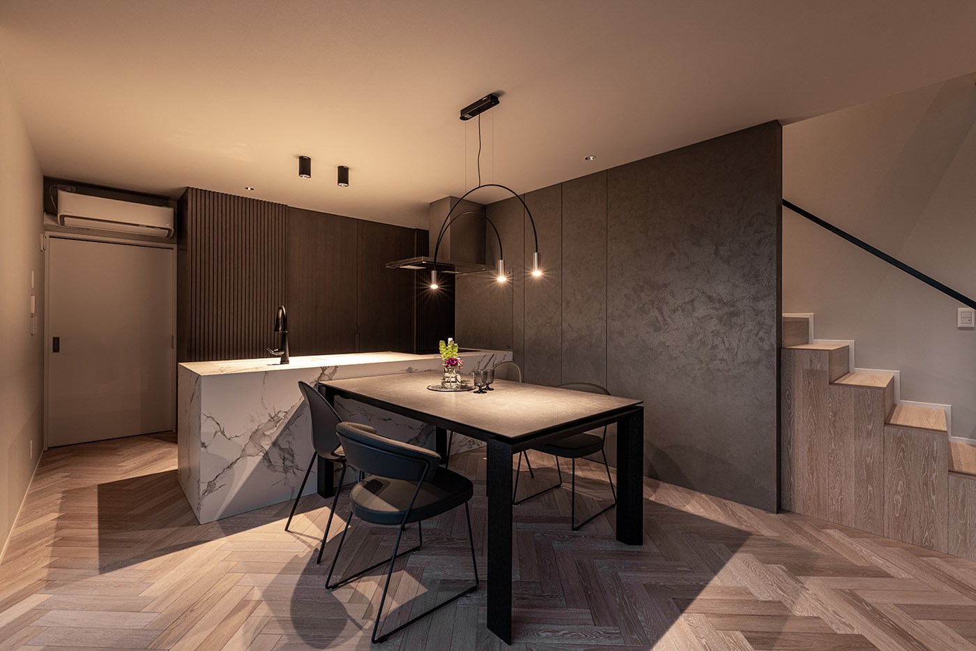 la CASA（ラ・カーサ）【デザイン住宅、建築家、インテリア】グレージュで統一したシンプル＆モダンなダイニングキッチン。キッチンの背面を収納扉で目隠しすることで生活感を出さないように工夫した