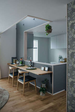 グレー、白、木目で統一されたシンプルなキッチン