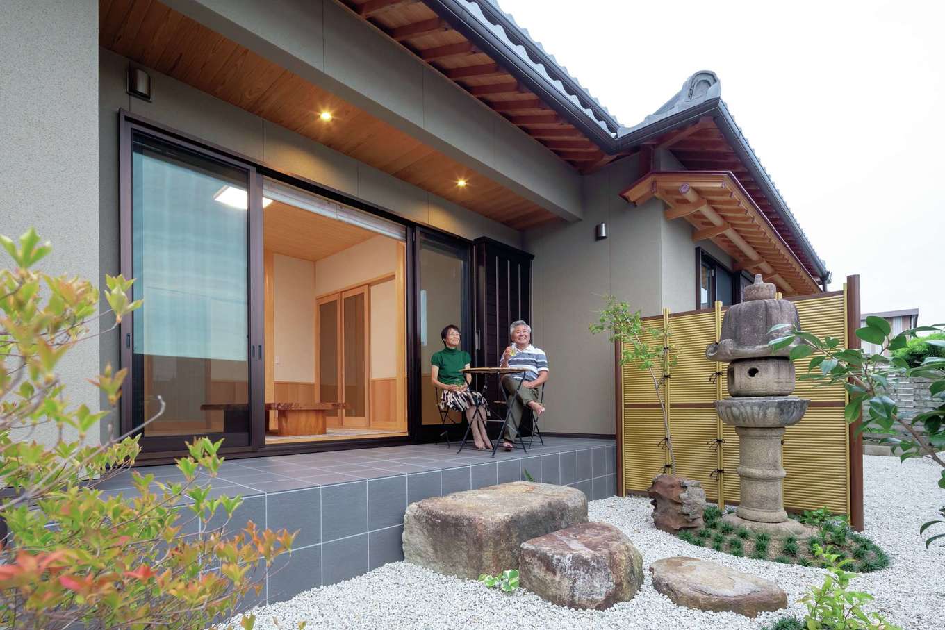 カネタケ竹内建築【和風、二世帯住宅、夫婦で暮らす】建物と庭をトータルで提案し、完成度の高い住まいが実現。外観の見映えにこだわり、雨どいの付け方まで工夫されている。テラスで庭を眺めながら寛ぐのが夫妻の楽しみ