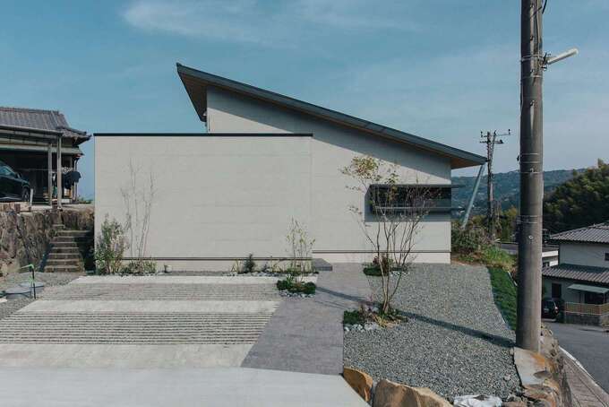 『金子工務店』ならではのしっとりと落ち着いた和モダンスタイルの外観。植栽が整い、建物がより美しく際立つのを夫婦は楽しみにしている。片流れの屋根にソーラーパネルを搭載し、光熱費を抑えた省エネライフも実現した