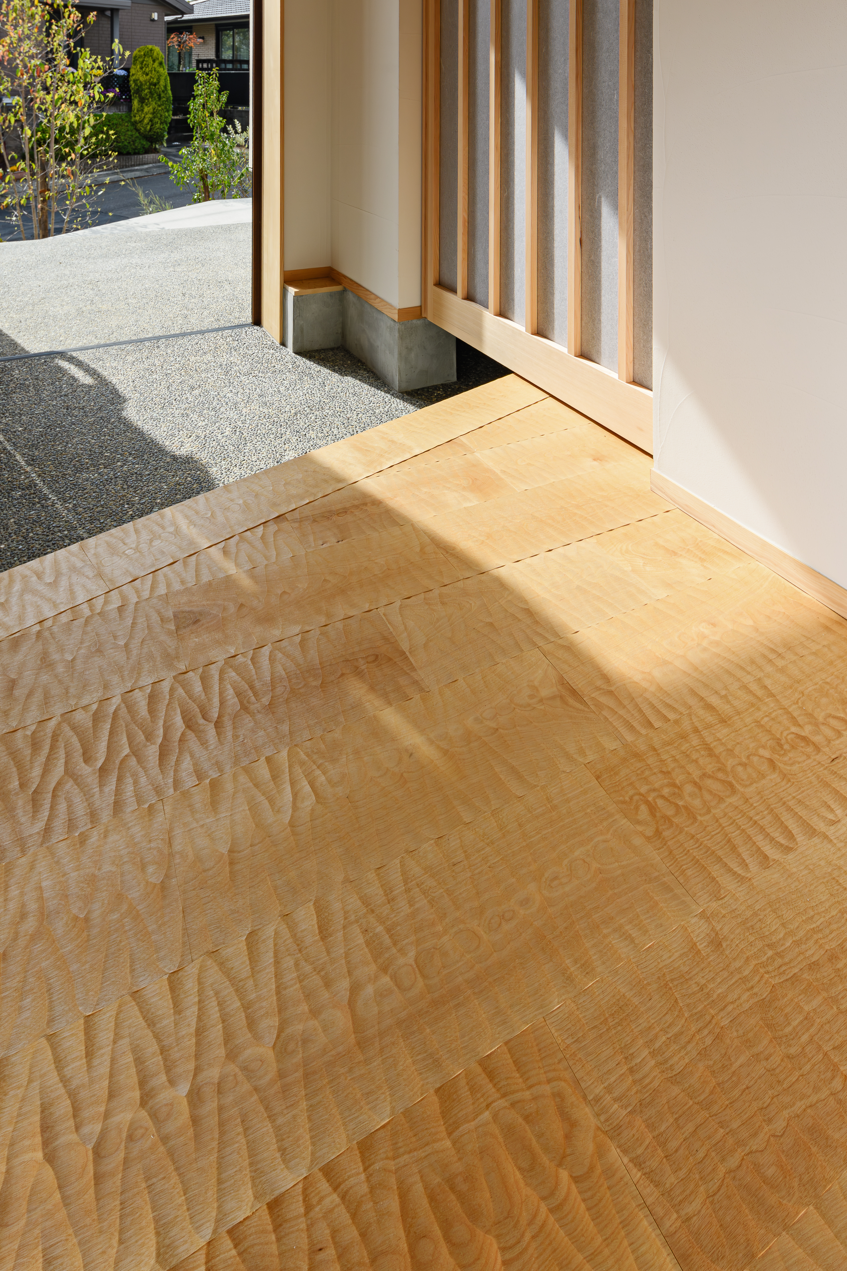 エムズアソシエイツ｜足触りの良いなぐり加工の床を採用。