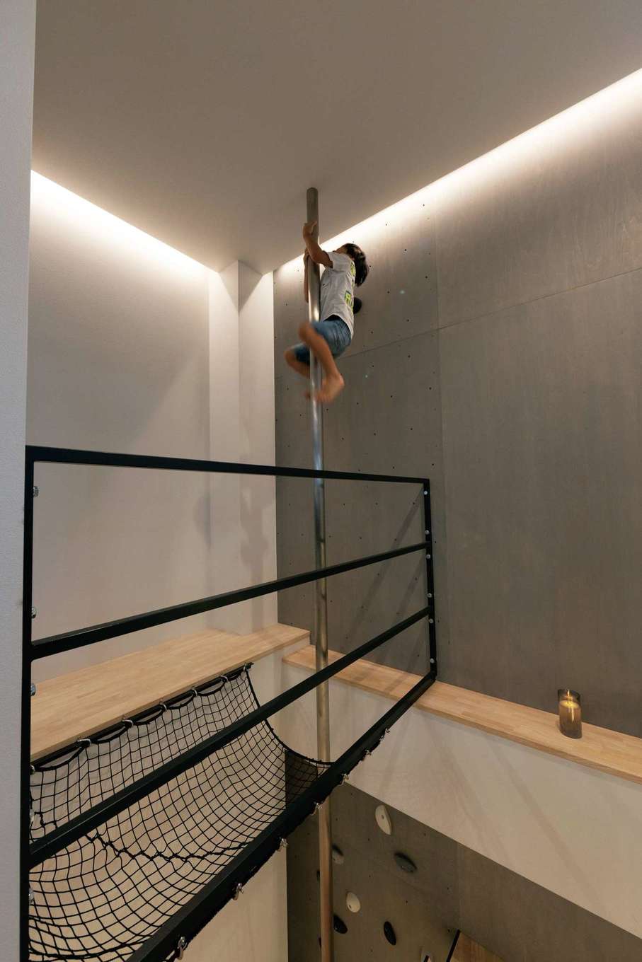 TENアーキテクツ 一級建築士事務所【子育て、高級住宅、間取り】2階と3階をつなぐ「すべり棒」。子どたちがより快活・活発になったと夫婦も喜んでいる