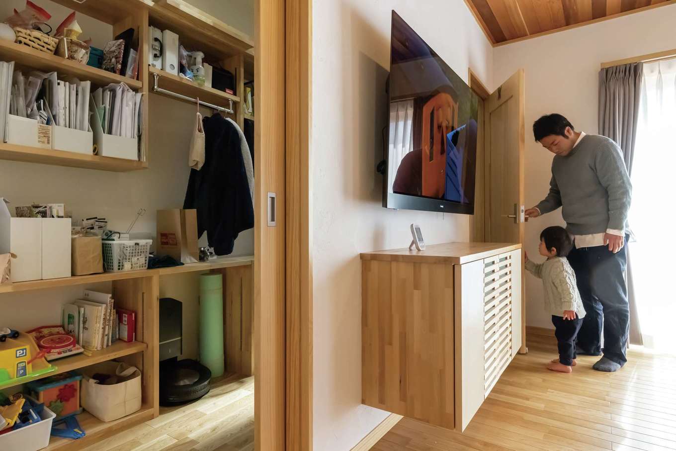 深見工務店 S-style【子育て、自然素材、間取り】テレビの裏側を収納空間にしたリビングクローク