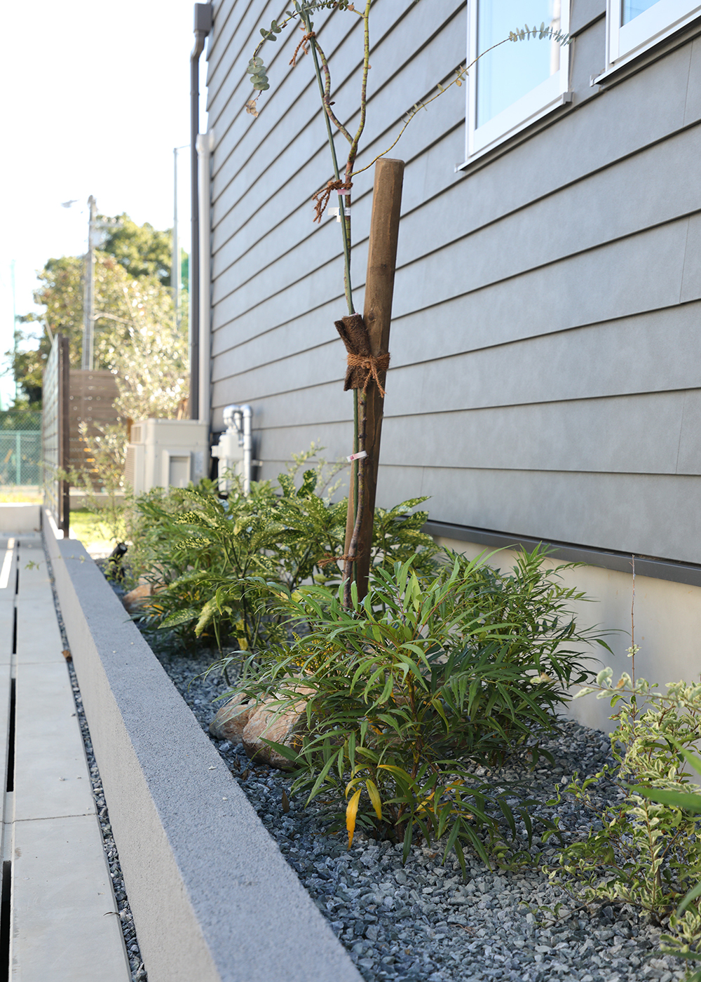 丸昇彦坂建設【デザイン住宅、趣味、間取り】緑の植栽がデザインされ、美しい佇まいに