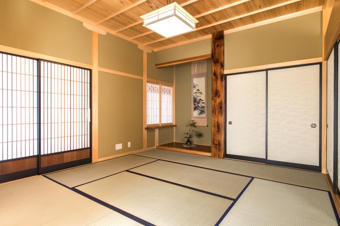 和の趣が感じられる落ち着いた書院造りの和室。日光杉の床柱、スギ赤身のイナゴ天井。左の大きな障子は昔の家の建具を再利用