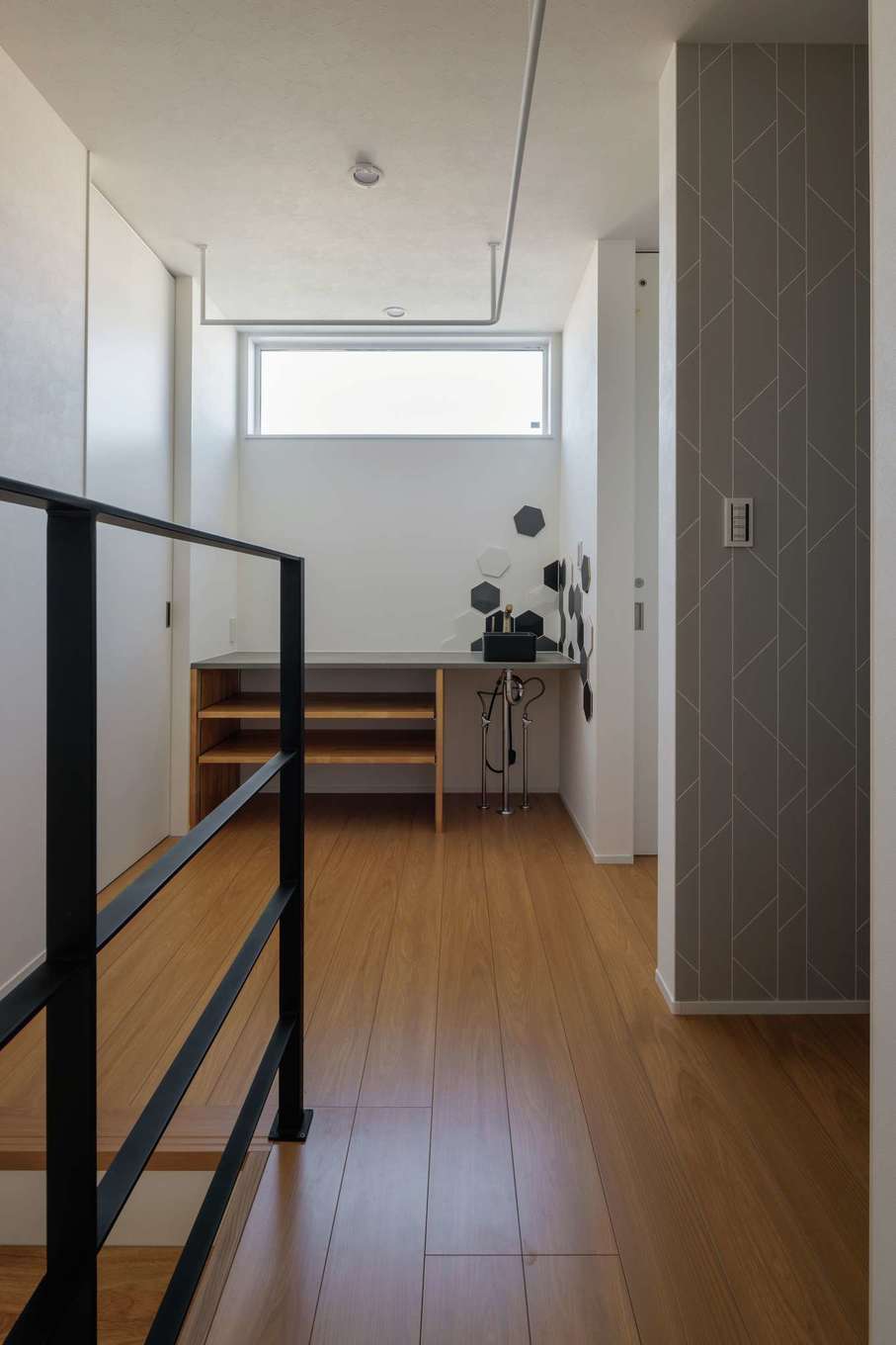 tact design firm【デザイン住宅、子育て、間取り】2階ホール。奥の家事コーナーは、奥さまがアイロンをしたり、部屋干ししたり、ユーティリティに使える空間