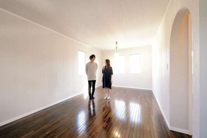 セカンドリビングの壁はグレーがかった木目調の白。「色や柄で遊ぶより、ニュアンスで遊ぶコーディネートにしたくて」と奥さま