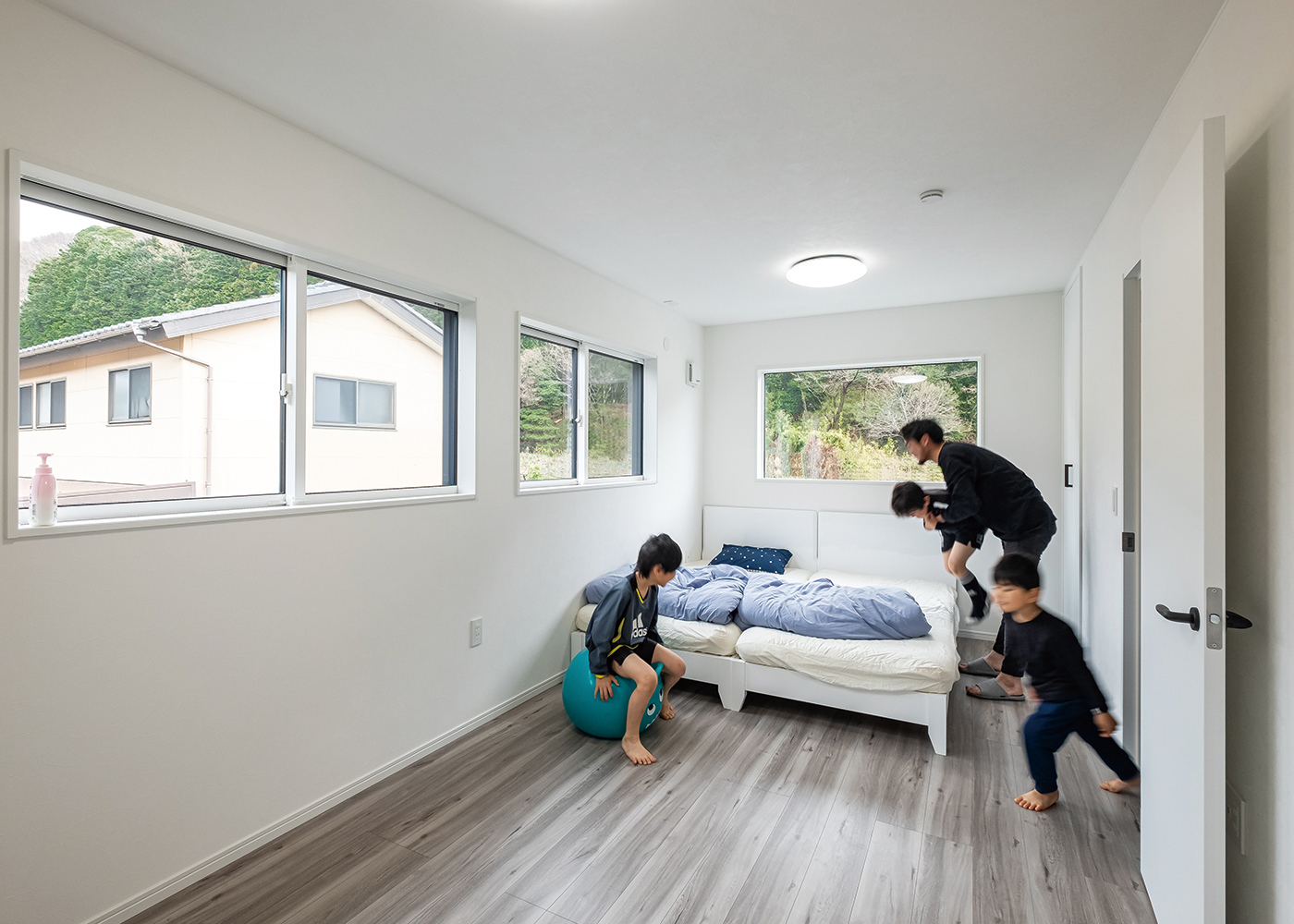 臼幸産業【子育て、省エネ、間取り】窓を多く設けた子ども部屋。将来は2室に分割できるよう設計