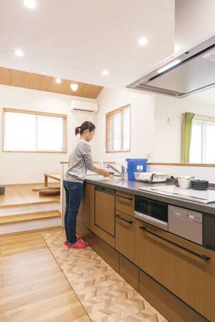 キッチンは家族を見渡せるリビングの中心に配置