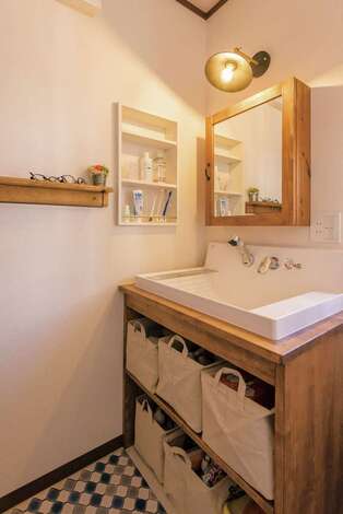 『irohaco』オリジナルの造作の洗面台がナチュラルでかわいい。こだわって選んだ照明がアクセント