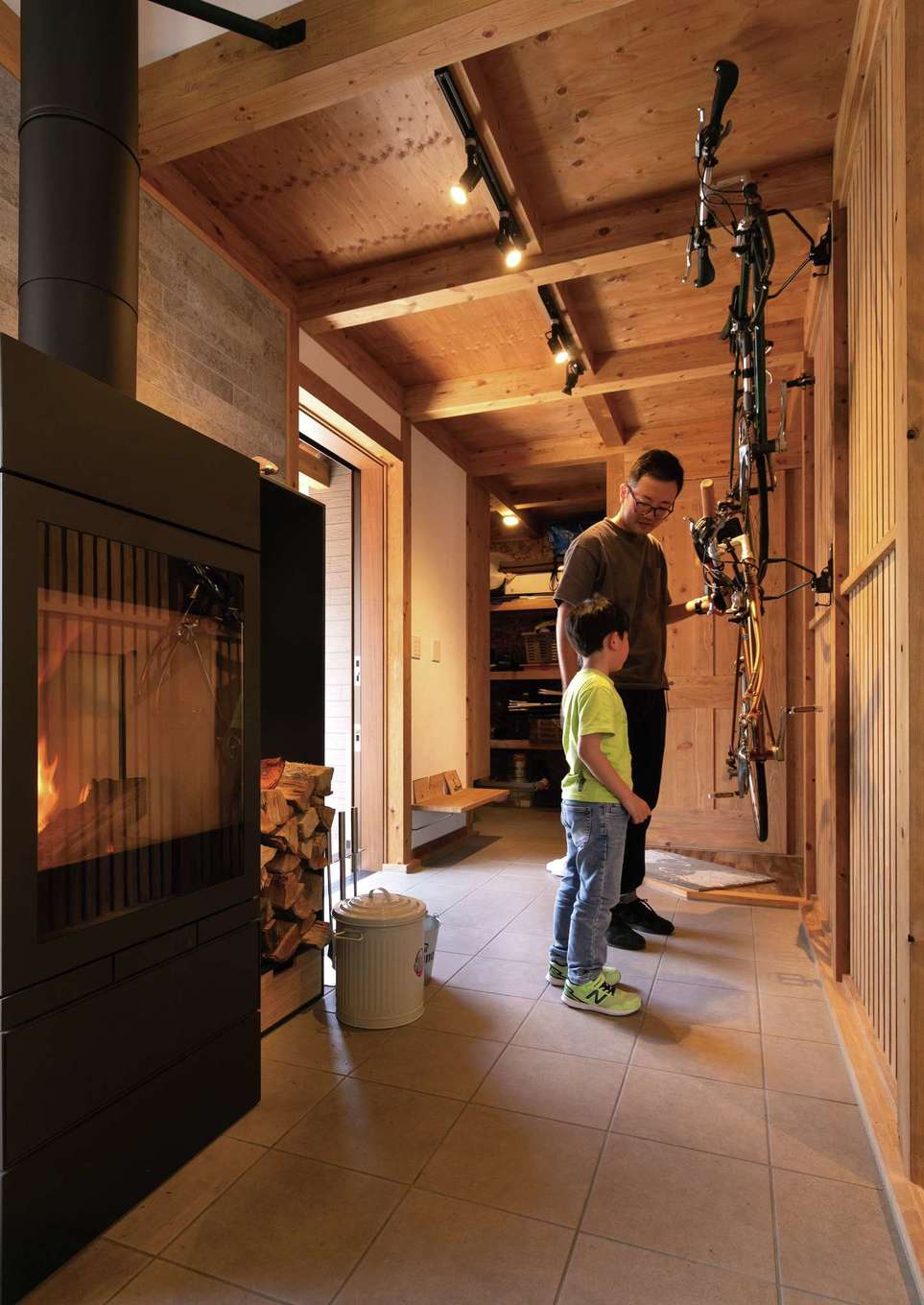 サイエンスホーム【趣味、自然素材、間取り】薪ストーブの炎を見ながら親子の会話を楽しむひととき