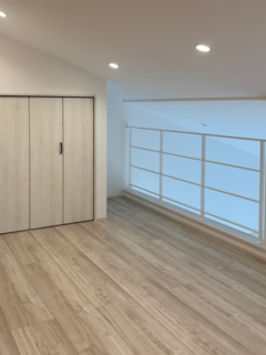 小屋裏収納は明るく開放的な雰囲気。人気のアイアン手摺を採用し、LDKを上から望めます。
収納力もたっぷりでセカンドルームとしても活用できます。