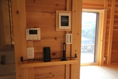 壁にはスイッチやタブレットが設置され、機能性とデザインの両立が図られている。