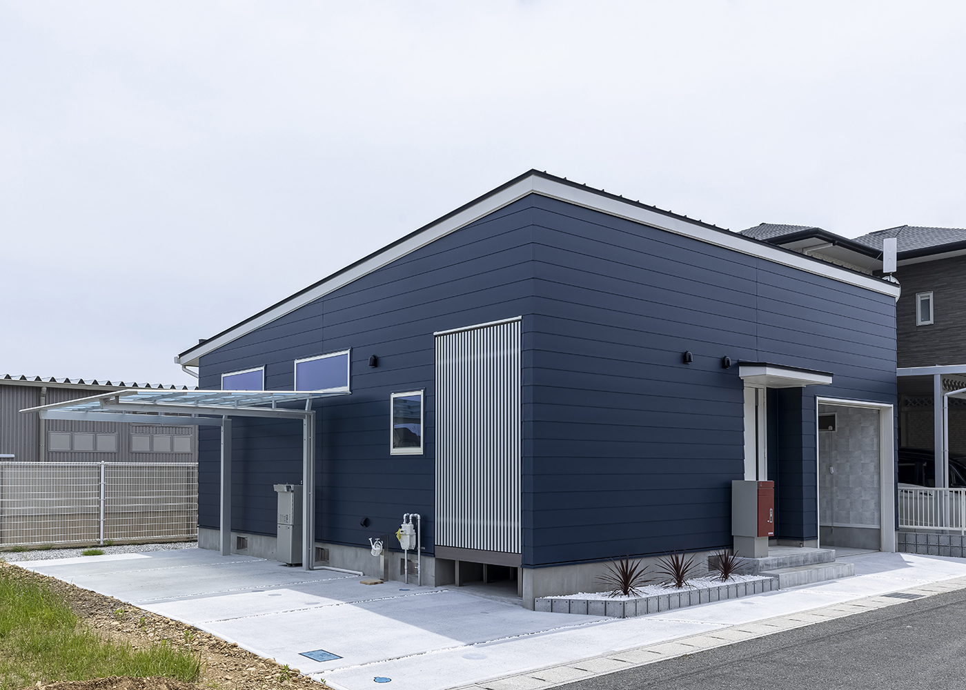 カナメクラフト（かなめ創建）【自然素材、建築家、平屋】北面、東面の窓は最小限に抑えた外観