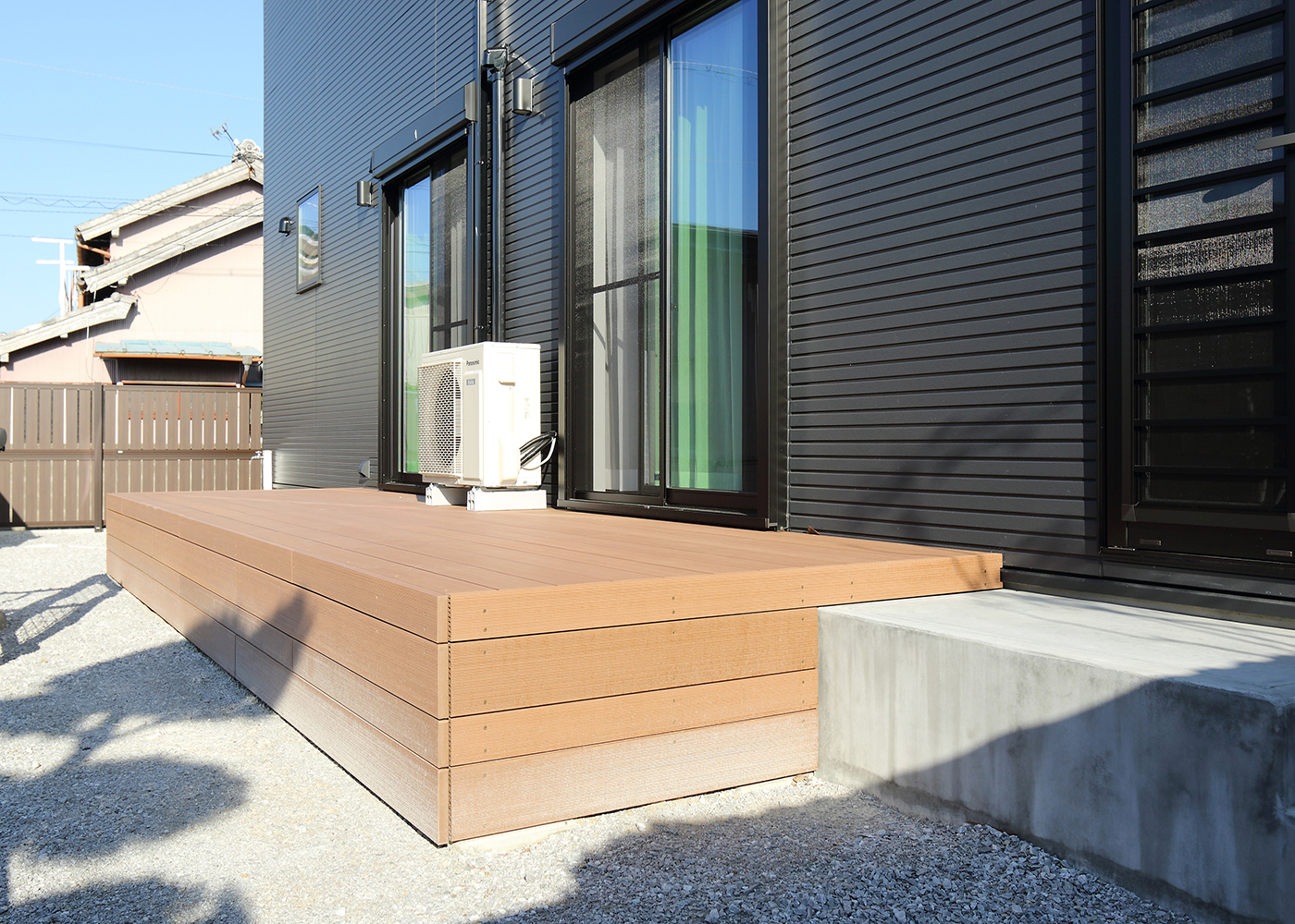 丸昇彦坂建設【デザイン住宅、収納力、間取り】お子さんのプールやお外遊びスペースに活用できるように広いウッドデッキを確保
