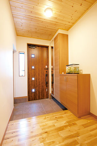 来客を迎える玄関ホールはシックなトーンでまとめた