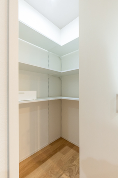 キッチン近くにあるパントリー収納は家事時短になります