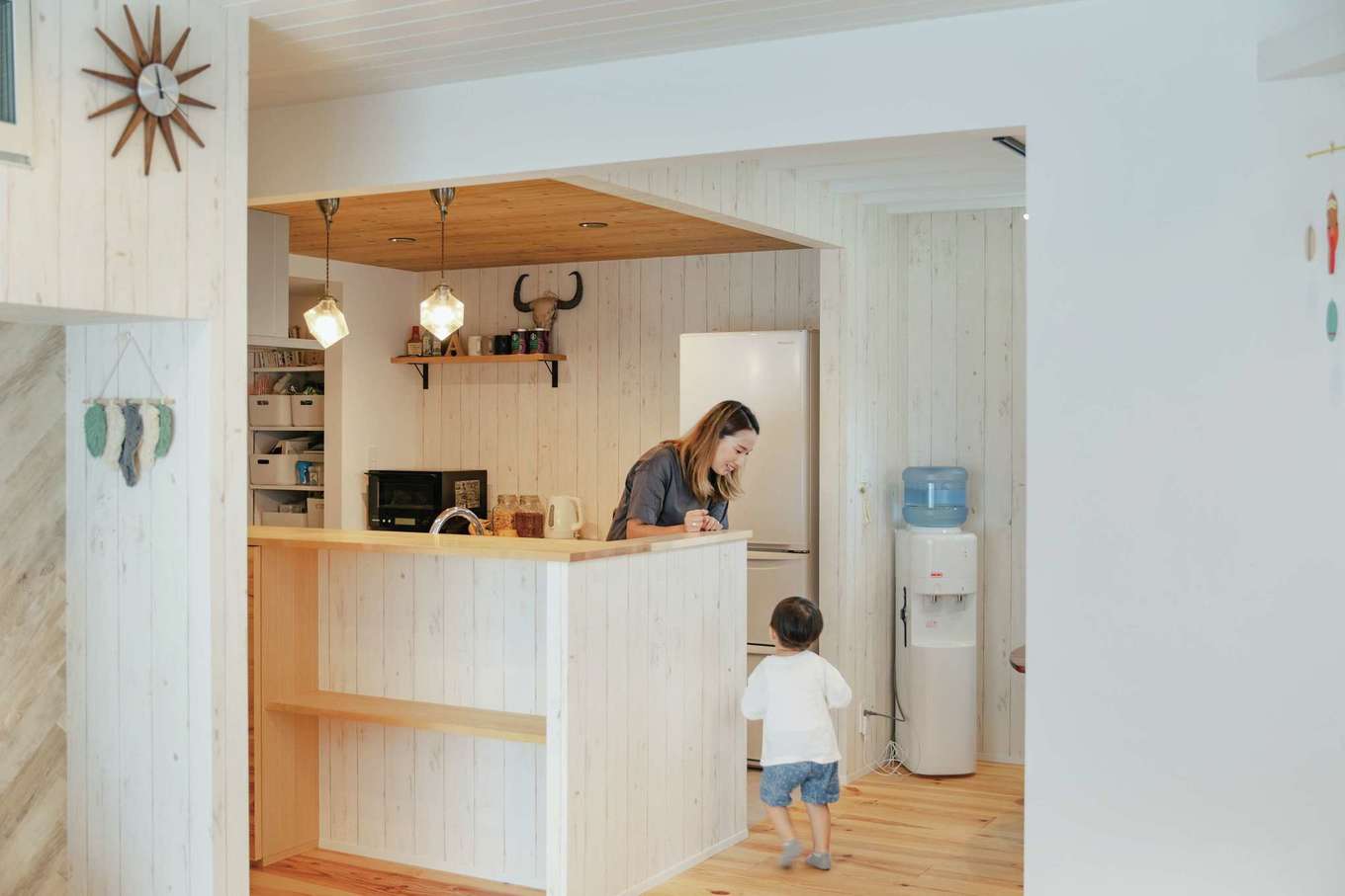 ハートホーム【デザイン住宅、趣味、スキップフロア】キッチンカウンターは雰囲気にマッチするよう造作してもらった。左手奥にはパントリーが備えられ、そのまま水回りへと通り抜けられるようになっている