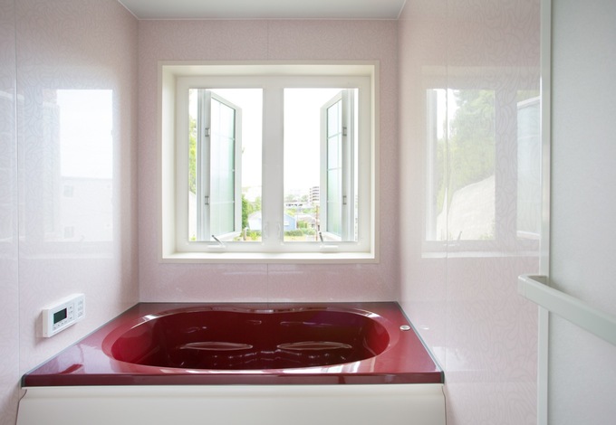 外の景色を切り取るような大きな窓を取り入れたバスルーム