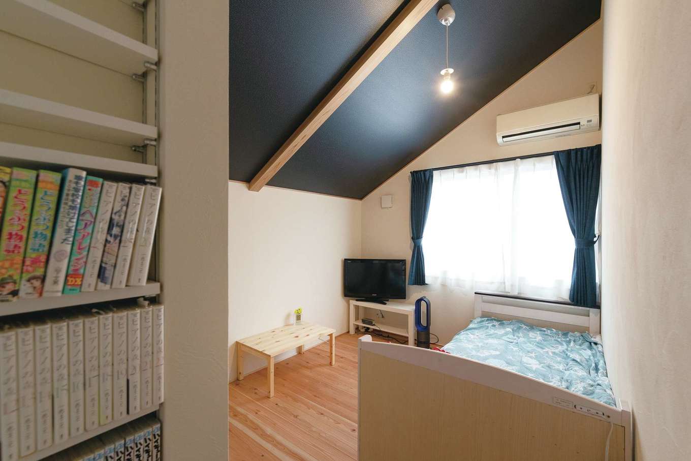 ハートホーム【デザイン住宅、和風、自然素材】次女の部屋は落ち着いたネイビー系