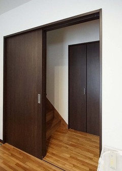 階段前に扉を設け、1階の冷暖房効率をしっかりとキープ