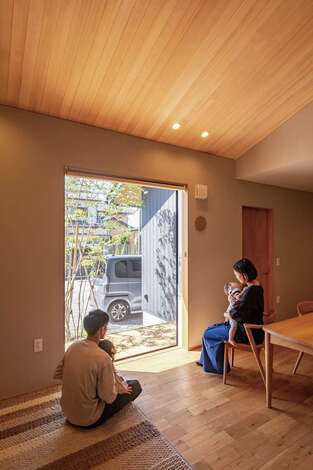 リビングの掃き出し窓にはシャッターではなく可動式の格子扉を設置。閉扉時もリビングの雰囲気に同調している