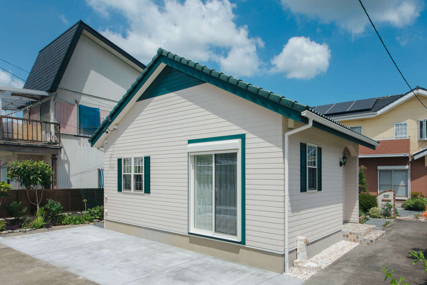 エフエフ住宅【1000万円台、夫婦で暮らす、平屋】窓のフチや窓飾り、破風を緑で統一し落ち着いた雰囲気が感じられる外観