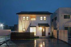 庭の照明に照らされた夜の外観が印象的