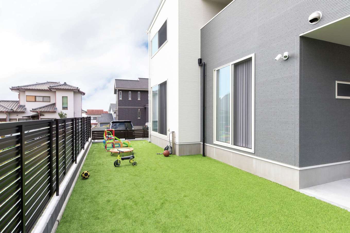 アフターホーム【1000万円台、デザイン住宅、間取り】庭に人工芝を敷き詰めて子どものプレイスペースに。洗面脱衣室に勝手口があり、汚れたり汗をかいたりしても浴室に直行できる