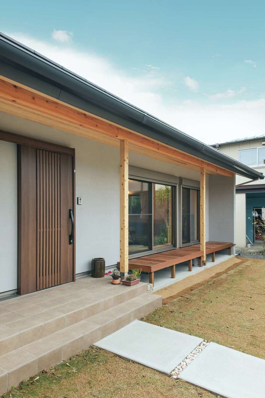 夢スマイル工房【和風、自然素材、平屋】玄関横の小さな花壇に「花を植えるのが楽しみ」とTさん
