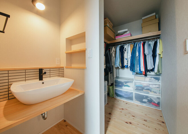 2階の洗面も造作。収納はオープンスタイルに