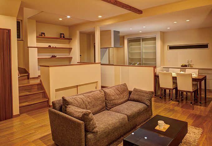 小上りのホビースペースが暮らしにリズムと楽しさをプラス。堀りごたつのカウンターは宿題スペースに