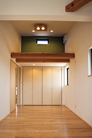エコハウジング【デザイン住宅、自然素材、省エネ】共用のフリースペースは壁の色を緑に。将来的には間仕切りも可能