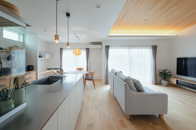 キッチンカウンターの前面が収納になっているため、リビングダイニングがすっきり片付く