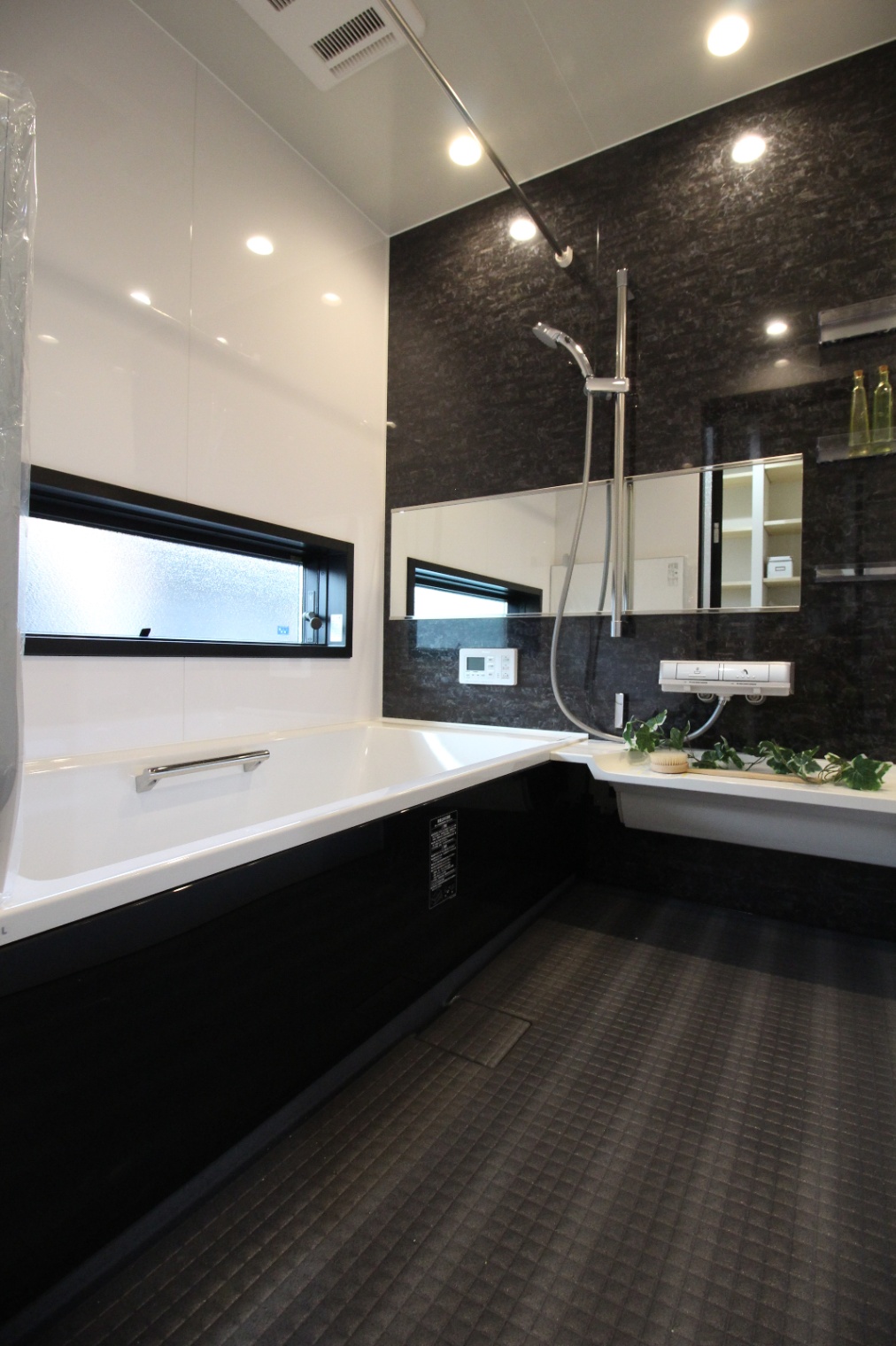 小野田産業～designers house project～｜モダンでスタイリッシュなデザインのバスルーム。広々とした空間とシックな色調で上品な雰囲気を提供する。
