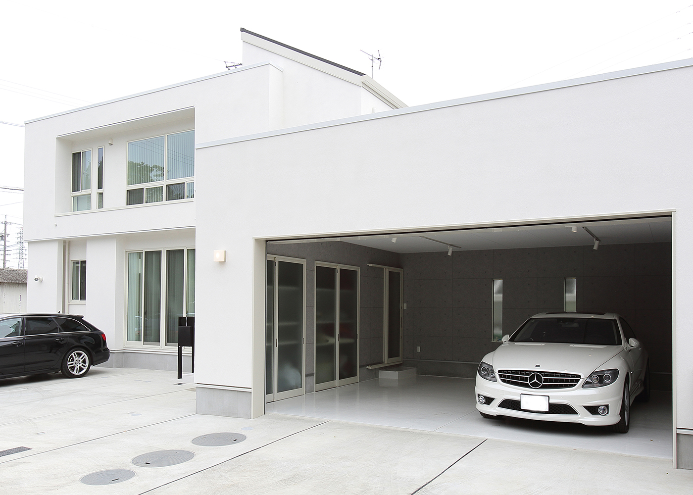 丸昇彦坂建設【デザイン住宅、間取り、ガレージ】シンプルな土間コンクリートだからこそシンプルモダンな住宅が引き立つ