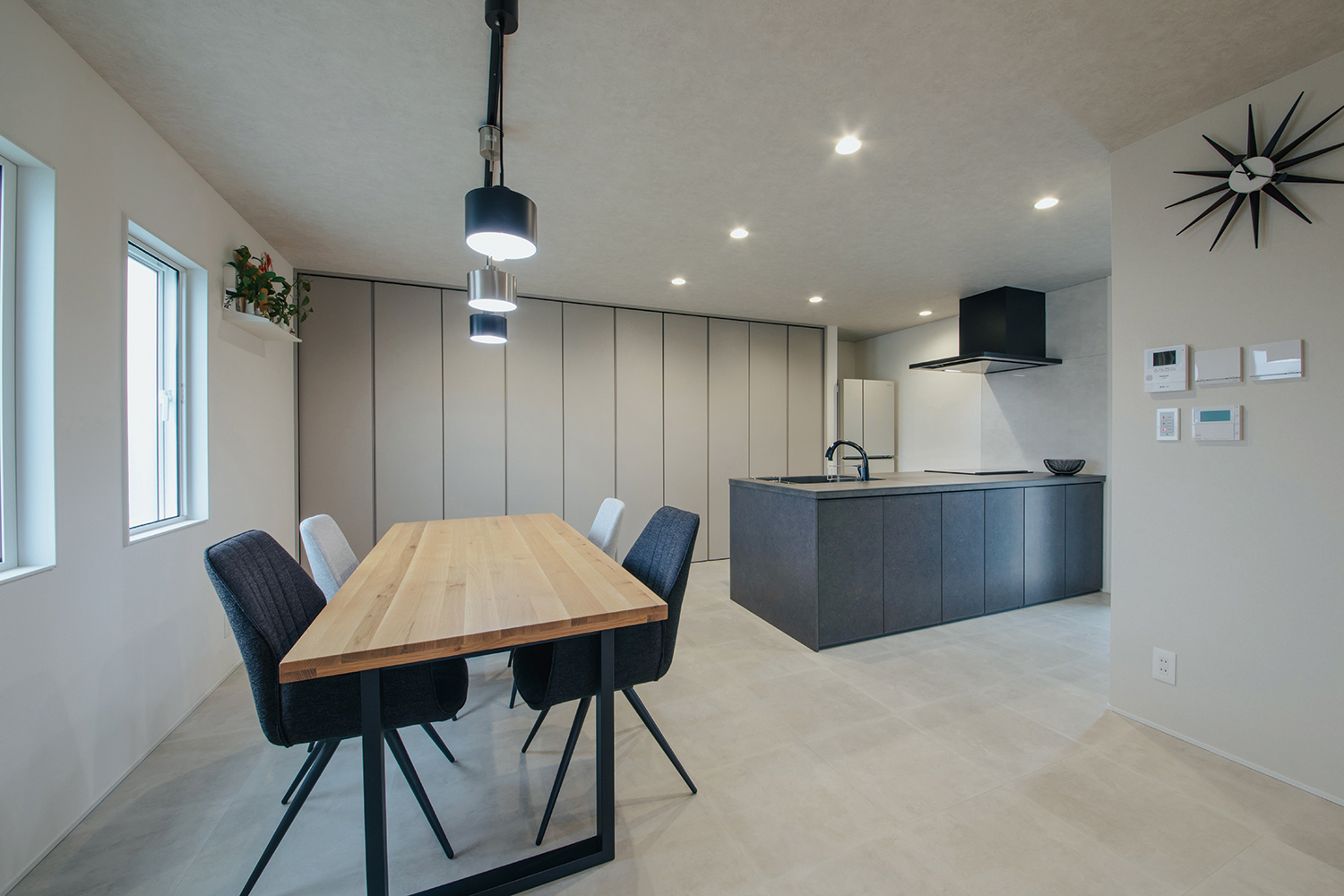 will建築工房【デザイン住宅、間取り、インテリア】キッチン背面には大容量の収納を設けた。見せない収納をすることでスッキリした雰囲気に