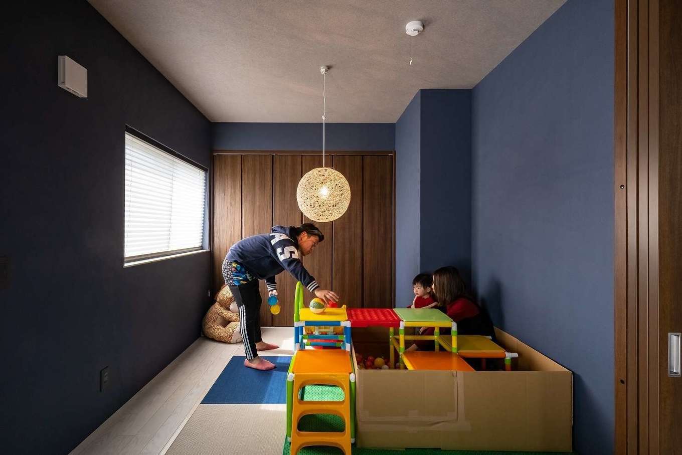 イデキョウホーム【デザイン住宅、省エネ、間取り】配色がおしゃれな畳スペース。紺色の壁紙を全面に使用し、足元も壁紙に合わせてコーディネートすることで空間にまとまりが生まれた