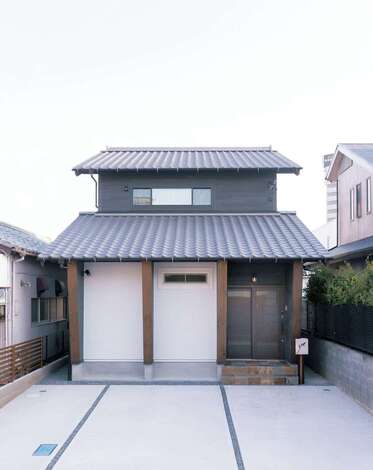 日本瓦に深い軒、整然と並んだ垂木。シックなフォルムの中に陰影が生み出す美しさ。そんな昔ながらの町家のディテールを活かしながら個性的な装いを加えた外観