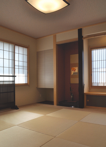 玄関を上がって左手には広い客間を設けた。どの窓からも木や花が植えられた庭を眺めることができ、明るい室内もまるで旅館のようなインテリアだ